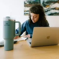 STANLEY  The Quencher H2.O FlowState™ Tumbler termo hrnček 1,18 L zelený